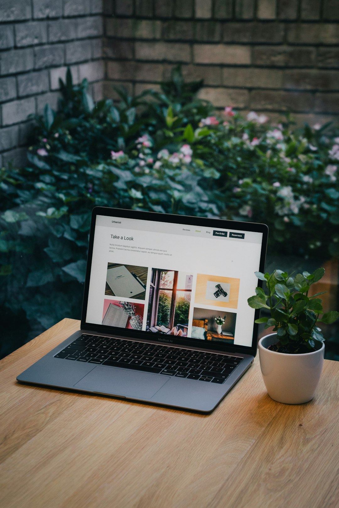 services-01 Present yourself as a professional with your new website. Create your own website on solidpixels.