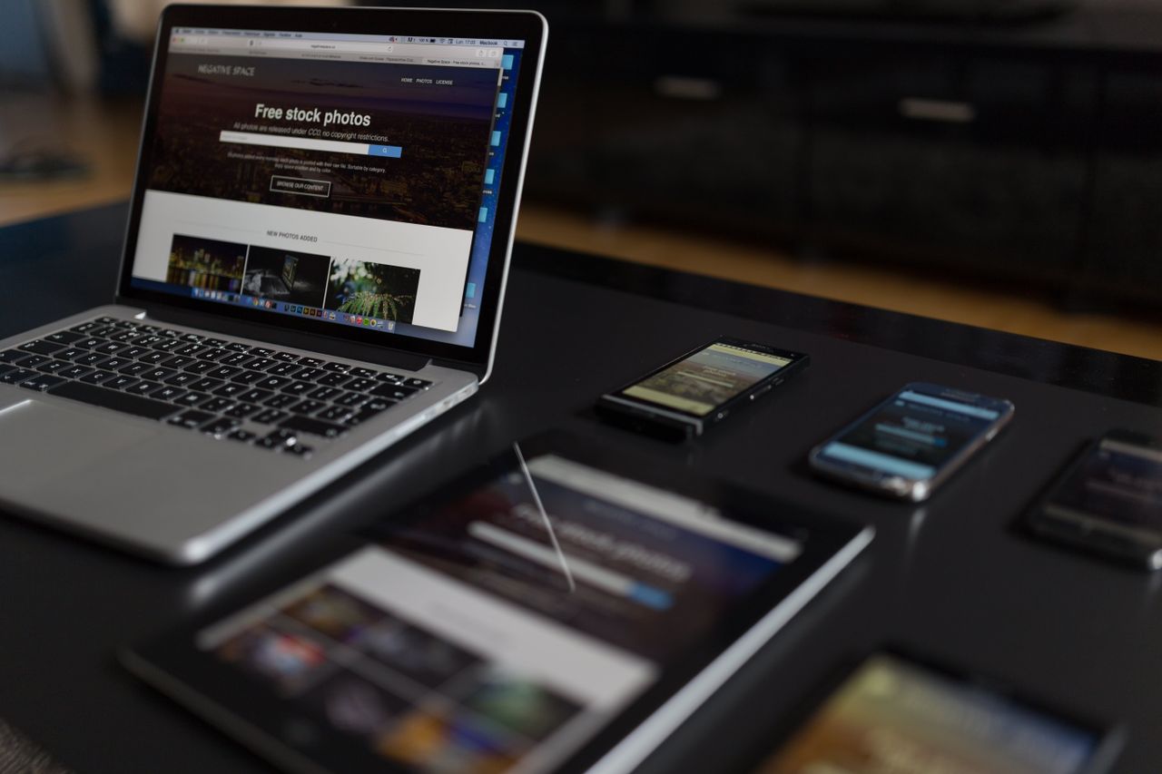 about-us A contemporary workspace showcasing a laptop, tablet, and smartphones, ideal for tech and freelance use.
